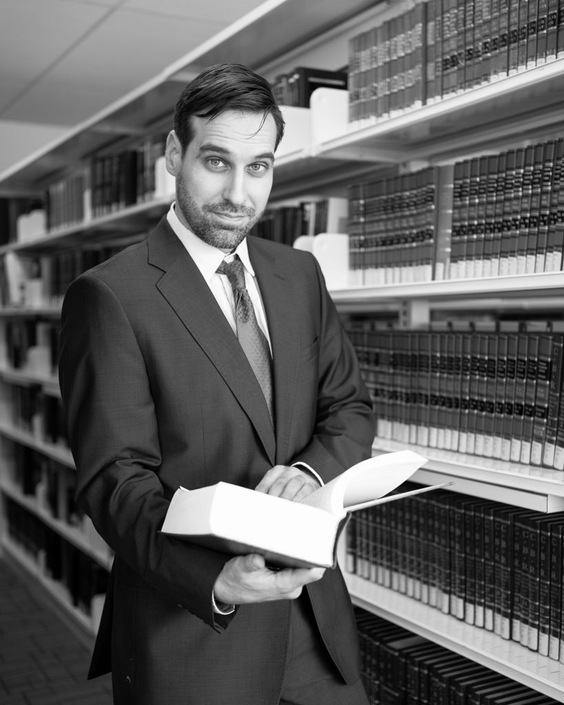 Antoine Mailloux avec livre code criminel,
